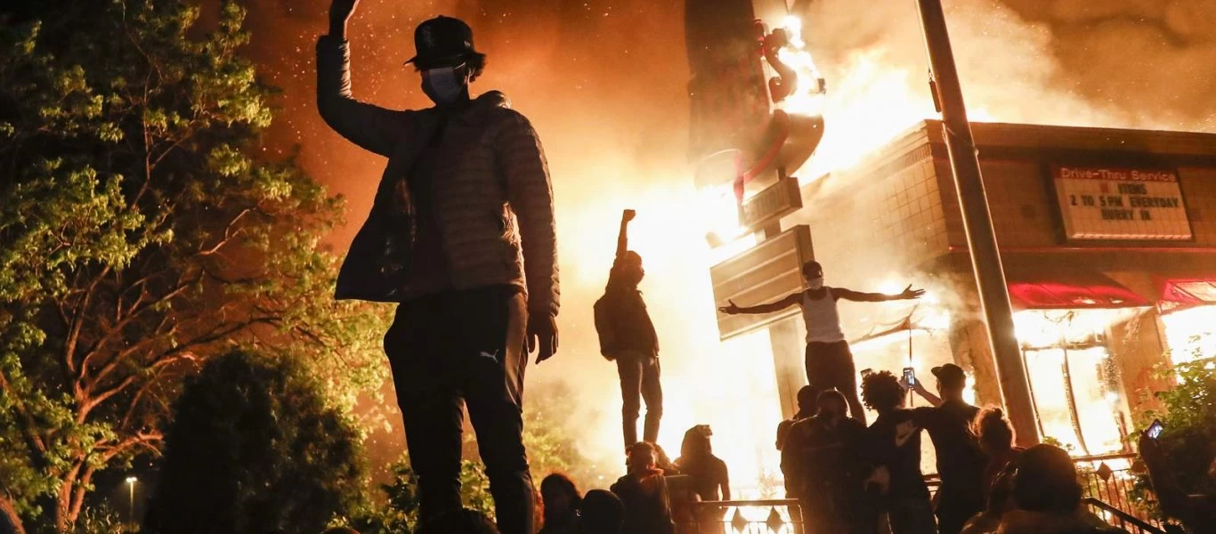 «Τρόμος» στις ΗΠΑ: Οι κάτοικοι οχυρώνουν σπίτια & μαγαζιά - Φόβοι ότι οι Δημοκρατικοί θα κάψουν τα πάντα